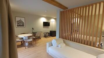 Habitació triple bàsica | Caixa forta a l'habitació i escriptori