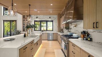 Frigorífic, microones, forn i placa de cuina