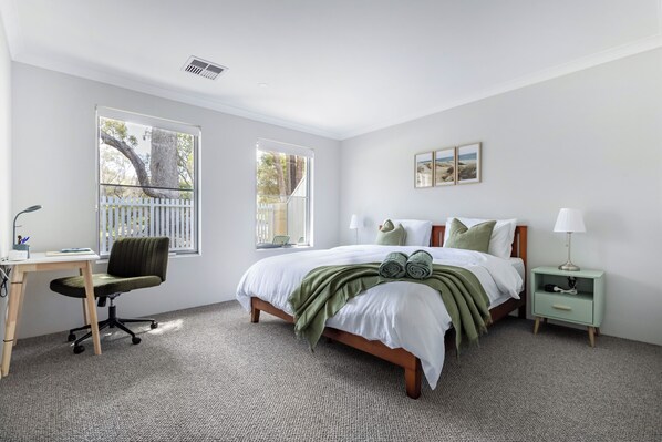 4 Schlafzimmer, Schreibtisch, Bügeleisen/Bügelbrett, kostenloses WLAN