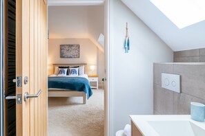 3 bedrooms, internet, bed sheets