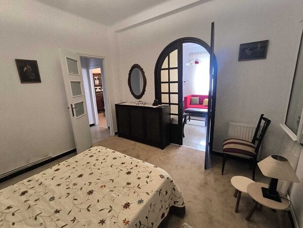 Traditional Apartment, 1 King Bed, Air conditioning | Iron/ironing board, free WiFi