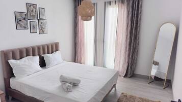 Tabla de planchar con plancha, wifi gratis y ropa de cama