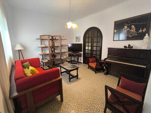 Traditional Apartment, 1 King Bed, Air conditioning | Living area