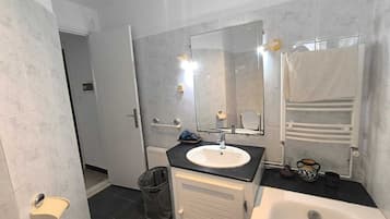 Bañera con ducha, secador de pelo, toallas, papel higiénico