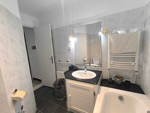 Traditional Apartment, 1 King Bed, Air conditioning | Bathroom | Combined shower/bathtub, hair dryer, towels, toilet paper