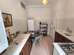 Traditional Apartment, 1 King Bed, Air conditioning | Private kitchen | Fridge, microwave, oven, stovetop