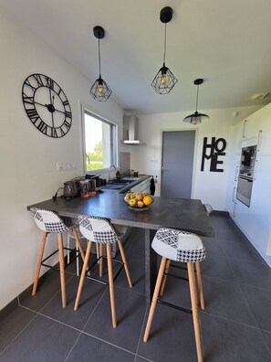 Réfrigérateur, micro-ondes, four, lave-vaisselle