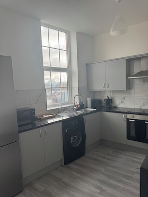 Fridge, microwave, oven, stovetop - CITY HEAVEN SUITES LTD (Denton)