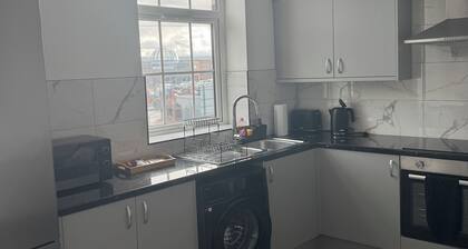 Stylish 1- BR Apartment in Denton + Free Parking Steps from Shops & City Links