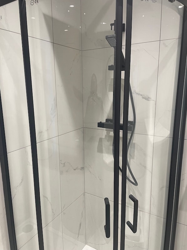 Haartrockner, Handtücher, Seife, Toilettenpapier