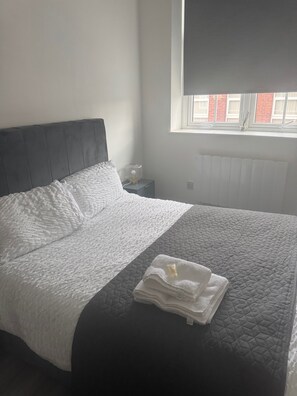 1 habitación, tabla de planchar con plancha, wifi gratis y ropa de cama