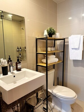 Een haardroger, handdoeken, zeep, shampoo