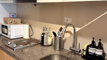 Jääkaappi, mikroaaltouuni, liesi, keittoastiat/astiat/ruokailuvälineet