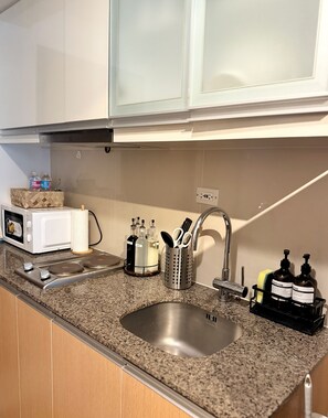 Fridge, microwave, stovetop, cookware/dishes/utensils