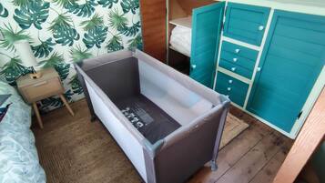 2 slaapkamers, een strijkplank/strijkijzer, gratis wifi, beddengoed