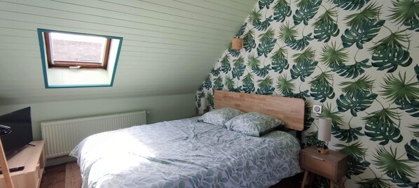 2 bedrooms, iron/ironing board, free WiFi, bed sheets
