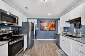 House, 3 Bedrooms | Private kitchen | Fridge, oven, coffee/tea maker, toaster - Cozy Moultrie Home With Backyard Retreat 3 Bedroom Home (Moultrie)