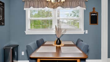 House, 3 Bedrooms | Dining
