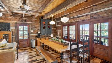 Cabin, 4 phòng ngủ | Khu ăn uống