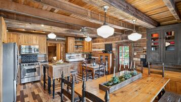 Cabin, 4 Bedrooms | Dining