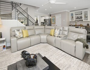 Townhome - 4 sovrum | Vardagsrum | Smart-tv