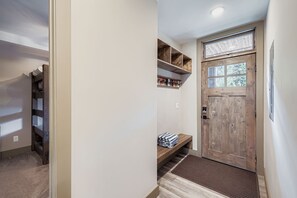 Interior - 1820 The Seasons 1 Bedroom Condo (Keystone)