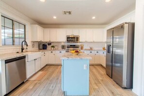 Casa, 4 habitaciones | Cocina privada | Refrigerador, horno, cafetera y tetera y tetera eléctrica 