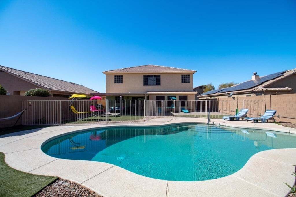 Piscina | Una piscina al aire libre, una piscina climatizada