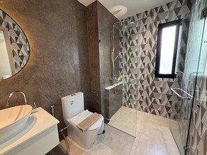 Appartement Confort, vue sur la montagne | Salle de bain | Douche, séchoir à cheveux, serviettes fournies, savon