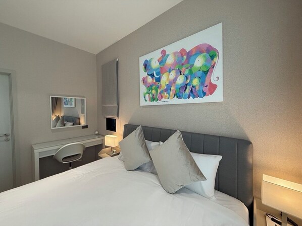 Departamento familiar, vista a la alberca | Caja de seguridad en la habitación, cortinas blackout y insonorización 