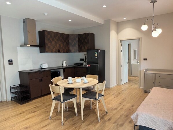 Appartement familial, vue sur la piscine | Cuisine privée | Réfrigérateur grande capacité avec congélateur, four à micro-ondes