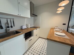 Comfort Apartment, Mountain View | Private kitchen | Full-size fridge, microwave, stovetop, cookware/dishes/utensils