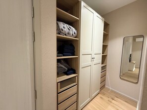 Departamento familiar, vista a la alberca | Caja de seguridad en la habitación, cortinas blackout y insonorización 