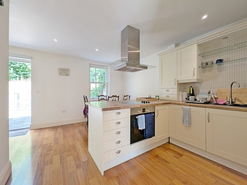Budgenor Lodge - Midhurst  -  a family house that sleeps 4 guests  in 2 bedrooms