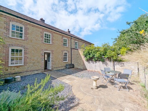 Budgenor Lodge - Midhurst  -  a family house that sleeps 4 guests  in 2 bedrooms