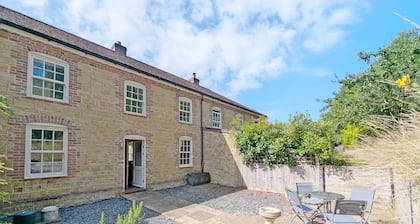 Budgenor Lodge - Midhurst - a family house that sleeps 4 guests in 2 bedrooms