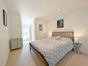 2 bedrooms, desk, iron/ironing board, WiFi