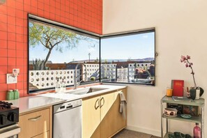 ثلاجة، فرن، موقد طهي مسطح، غسالة أطباق