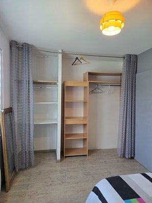 4 bedrooms, internet, bed sheets