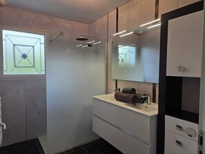 Dusj, håndklær, såpe og toalettpapir