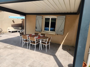 Outdoor dining - VACATION HOME AT THE FOOT OF LAC DE SAINT FERREOL IDEAL FOR FAMILIES (Vaudreuille)