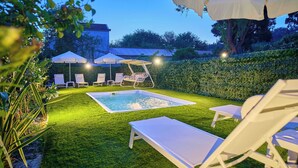 A well-maintained backyard with a swimming pool, lounge chairs, and umbrellas. - Villa Amarilda - Private Pool Garden in Corfu (Corfu)