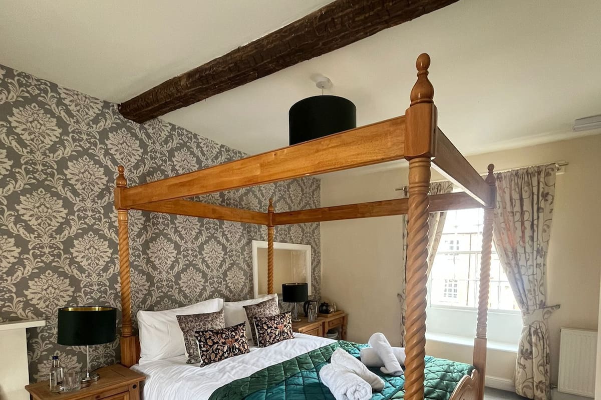 Deluxe Double Room | Iron/ironing board, free WiFi