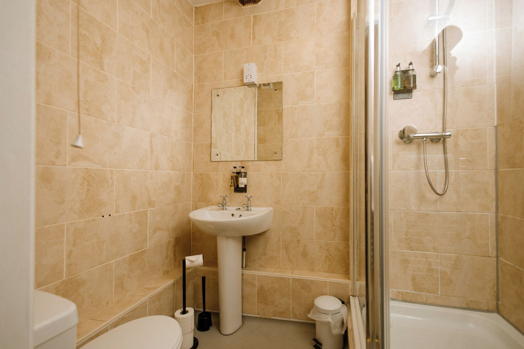 Ein Badezimmer mit Waschbecken, Toilette und Dusche.