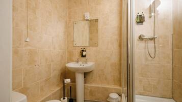 Ein Badezimmer mit Waschbecken, Toilette und Dusche.