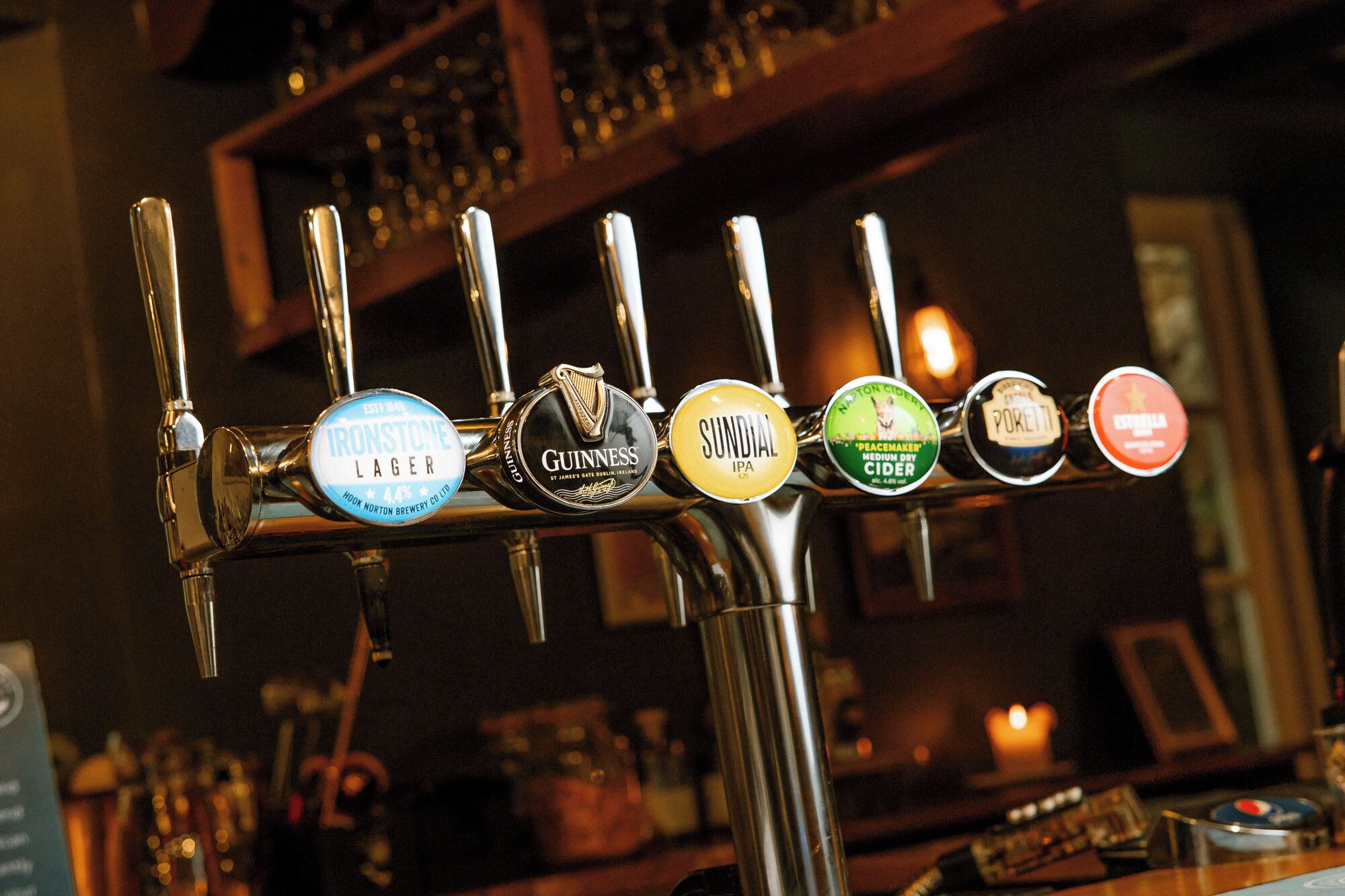 Un bar proposant une grande variété de bières.