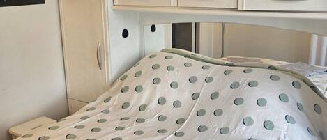 1 Schlafzimmer, Schreibtisch, Bügeleisen/Bügelbrett, Reisekinderbett