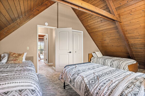 4 bedrooms, iron/ironing board, free WiFi, bed sheets