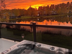 Outdoor spa tub - Lakewood Retreat (Woodhall Spa)