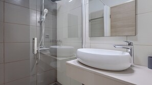 Dusche, Haartrockner, Handtücher